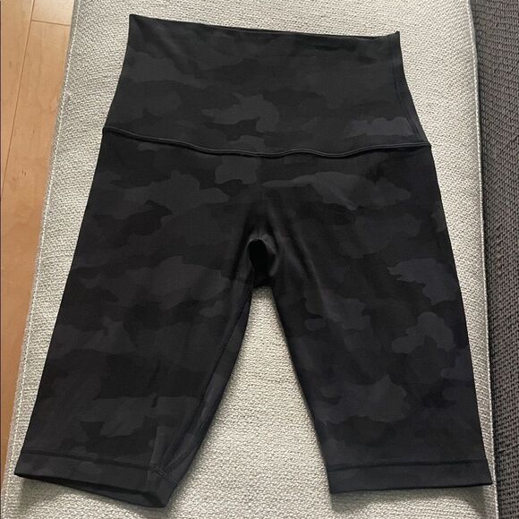 Lululemon Black Camo Align High Rise Shorts - Picture 1 of 8